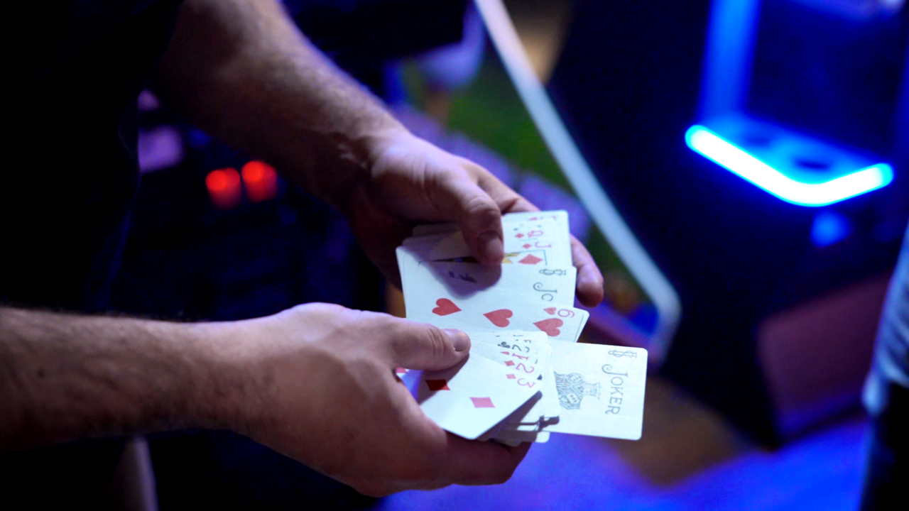Transpo Travel by Luis Olmedo ~ The most visual multiple card transposition ever, from a FISM champion!